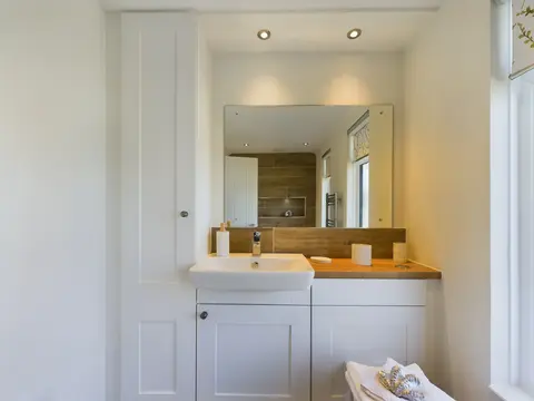 Bathroom vanity unit