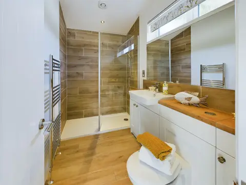 Ensuite with walk‑in shower