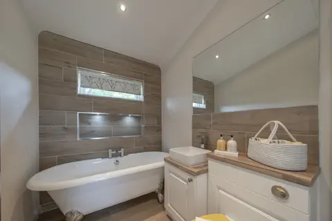 Bahtroom with roll‑top bath