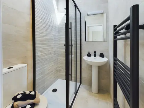 Ensuite with large shower