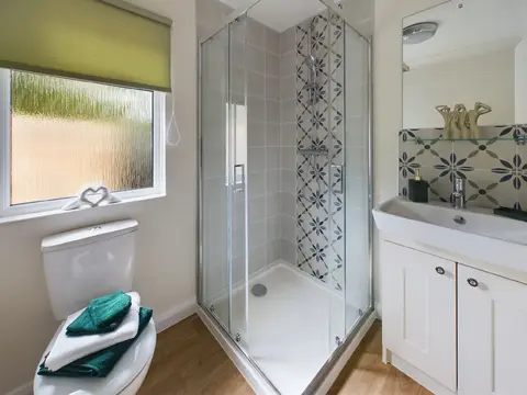 Ensuite with shower