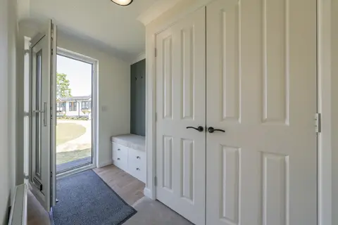 Entrance with shoe bench & storage