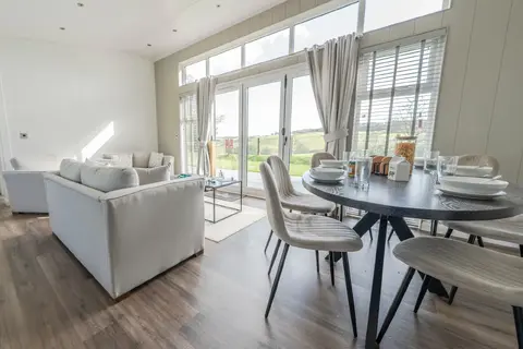 Lounge & dining area